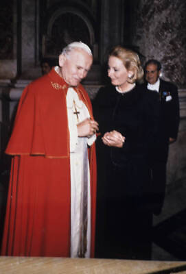 #ad Eliette von Karajan with Pope John Paul II at Saint Peter#x27;s in Rom Old Photo AU $8.50