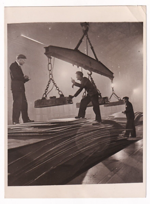 #ad WWII BRITISH STEEL HEAVY MOLTEN IRON WAR MACHINERY STEELWORK 1942 Photo Y 365 $19.99