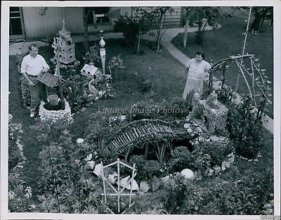 #ad Vintage Family Yard Decorated With Branch amp; Shell Crafts Landscaping 7X9 Photo $24.99