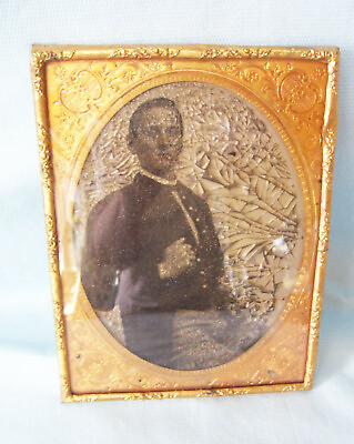 #ad ANTIQUE PICTURE FRAME w MAN IN TIN TYPE Oval Photo Gold Frame Great Art Work A1 $39.99