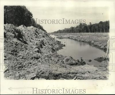 #ad 1976 Press Photo Lafitte Larose construction on hold due to legal matters $19.99