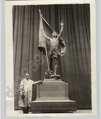 #ad HENRY HERING With BRONZE CASTING for INDIANA War Memorial 1929 Press Photo $21.00